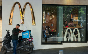 שליח וולט תחת שלט מקדונלד'ס בירושלים (צילום: נתי שוחט, פלאש 90)