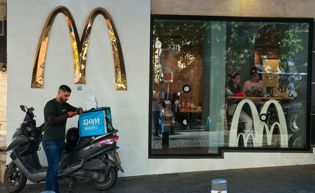 שליח וולט תחת שלט מקדונלד'ס בירושלים