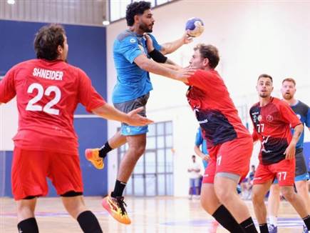 דוראל בן סעדון מול דור קלדרון במפגש בין באר שבע להפועל ראשון לציון (צילום: ספורט 5)