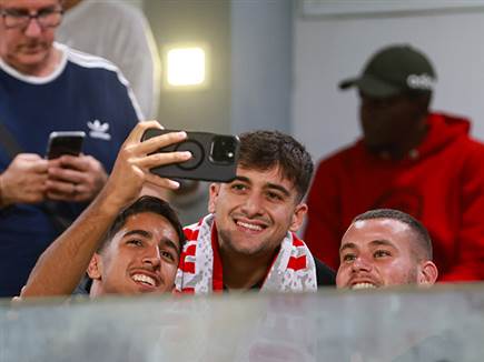 לויזו צפה מהיציע (לירון מולדובן)