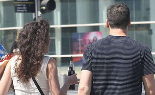 פפראצי רוני דלומי ספטמבר 2025 (צילום: פול סגל)