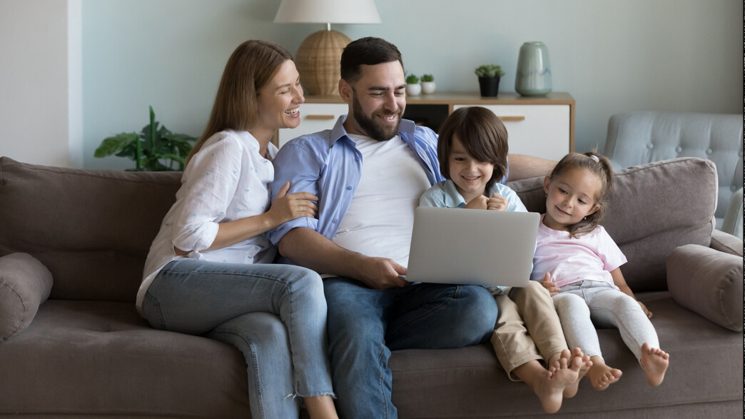 משפחה מול לפטופ משפחה מול לפטופ