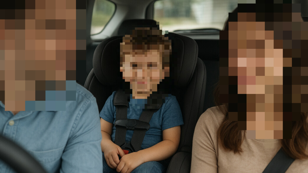 הורים וילד ברכב 