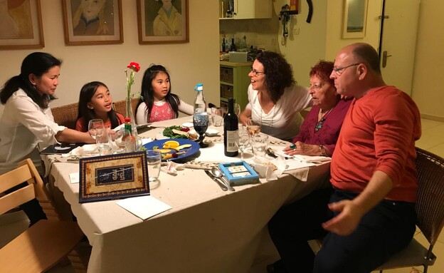 לואי ומשפחתה בפסח אצל משפחת בריסקר