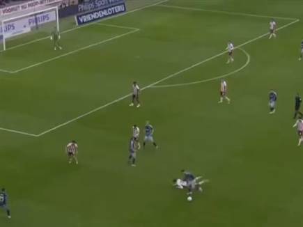 גלוך החל בהמהלך עם דריבל נהדר וזרק את שחקן פ.סוו לדשא