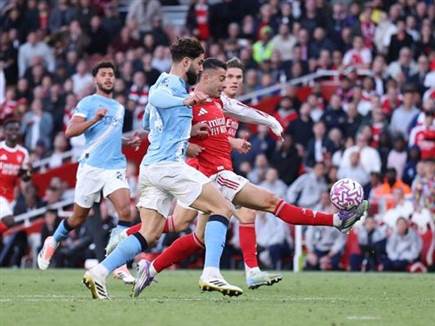 מרטינלי שולח את הכדור לרשת (Getty)