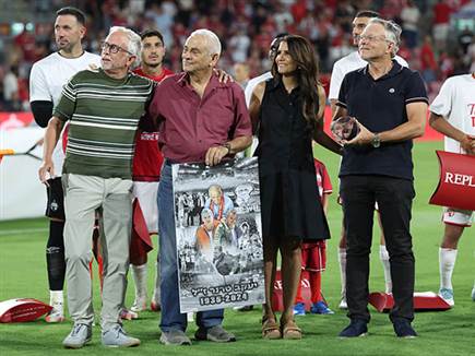 הערב נפתח בטקס לציון עשור להקמת אצטדיון טרנר, ולזכרו של ראש העיר המנוח יעקב טרנר (דני מרון)