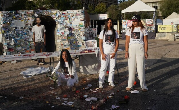 מיצג ״חג בלי מתן״ בכיכר החטופים מיצג ״חג בלי מתן״ בכיכר החטופים