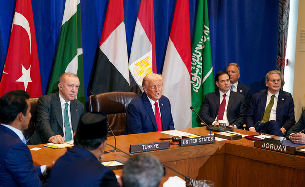 Trump in a meeting with the leaders of Arab countries