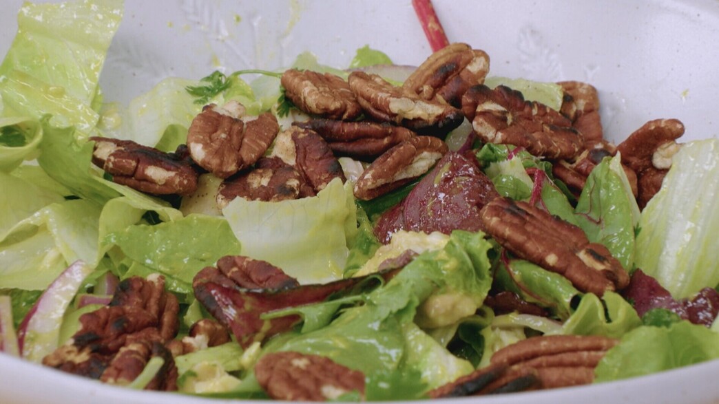 סלט ירוקים פריך עם פלייקים של אמנון בר סלט ירוקים פריך עם פלייקים של אמנון בר