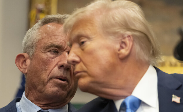 הנשיא טראמפ עם שר הבריאות קנדי ג'וניור הנשיא טראמפ עם שר הבריאות קנדי ג'וניור