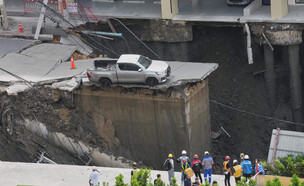 בולען שנפער ברחוב מרכזי בלב בנגקוק בתאילנד (צילום: AP)