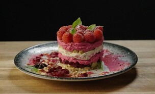 שכבות קרמבל, קרם סלק ומוס בזיליקום פסיפלורה - סימי (צילום: מאסטר שף, קשת 12)