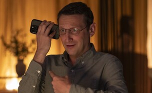 טים רובינסון, "חברת הכיסאות" (צילום: Sarah Shatz/HBO, יחסי ציבור)