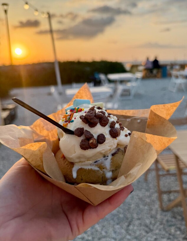 יש בבריזה גם קינוחים. מתחם פודטראקס בריזה בנהרייה יש בבריזה גם קינוחים. מתחם פודטראקס בריזה בנהרייה