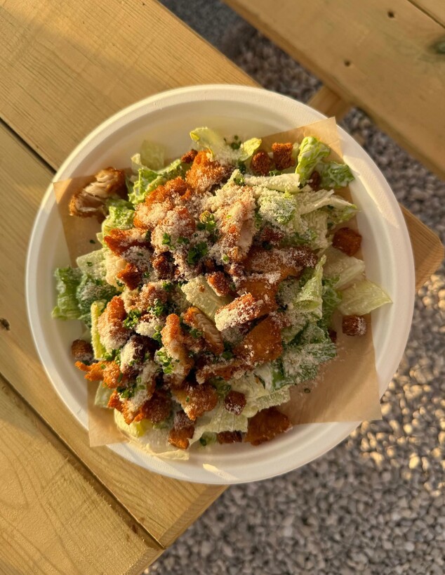 סלט קיסר עם דג קריספי. פיש אנד קו. מתחם בריזה נהרי סלט קיסר עם דג קריספי. פיש אנד קו. מתחם בריזה נהרי