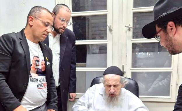 הפגישה של משפחות חטופים אצל הרב לנדו