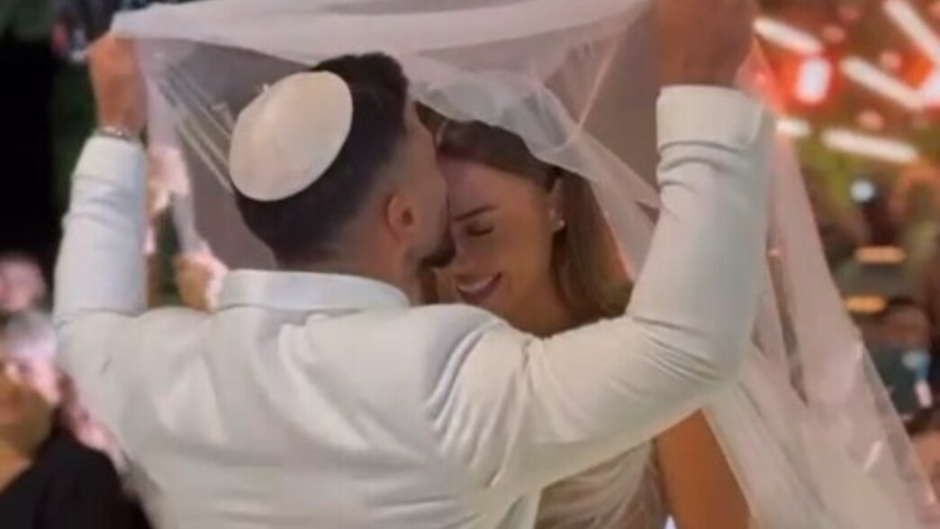 מרחבת הריקודים לחופה וקידושין: יוגב מלכה וג'וליה שחר מתחתנים מרחבת הריקודים לחופה וקידושין: יוגב מלכה וג'וליה שחר מתחתנים