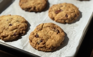 עוגיות תמרים ופקאנים (צילום: קרן אגם, mako אוכל)