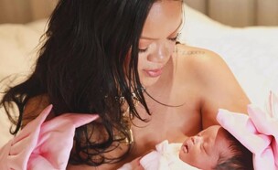 ריהאנה ילדה בת (צילום: אינסטגרם)