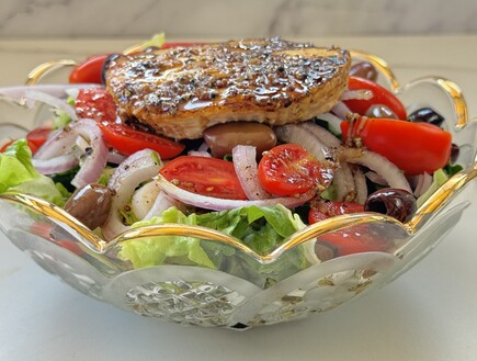 סלט עם גבינה צפתית מטוגנת