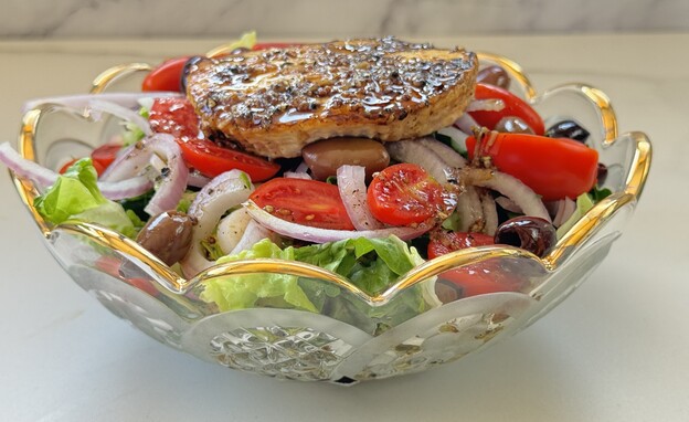 סלט עם גבינה צפתית מטוגנת סלט עם גבינה צפתית מטוגנת