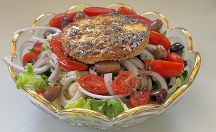 סלט עם גבינה צפתית מטוגנת (צילום: יעל קצב, mako אוכל)