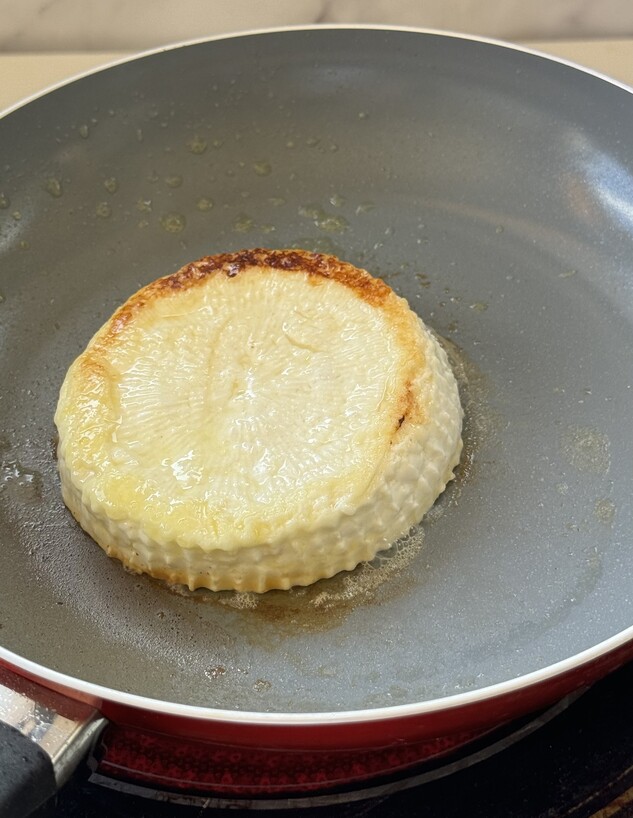 סלט עם גבינה צפתית מטוגנת