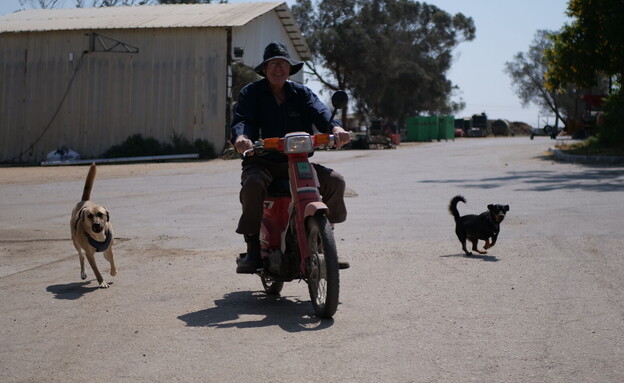 נתן בהט והקטנוע