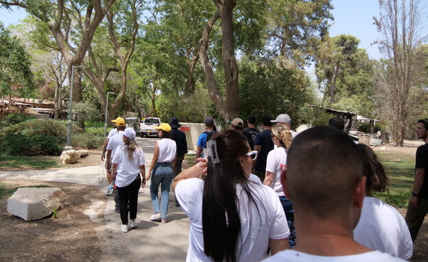 נתן בהט מדריך קבוצה בניר עוז