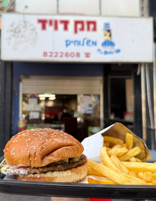 הארוחה של מק דיויד שעולה 40 שקלים (כולל בקבוק שתיה הארוחה של מק דיויד שעולה 40 שקלים (כולל בקבוק שתיה