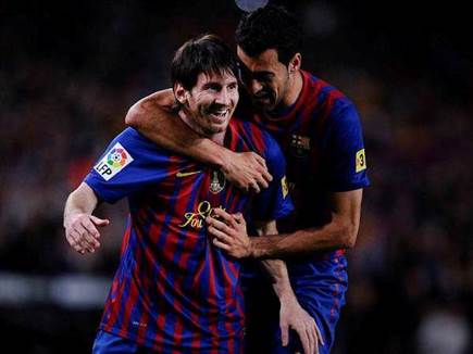 בוסקטס יחד עם מסי בימיהם הגדולים בברצלונה (GETTY) (צילום: ספורט 5)