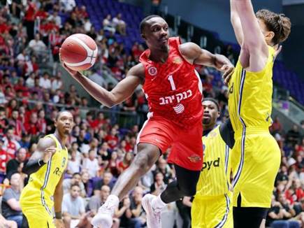 קלע ומצא יפה את חבריו (צילום: אלן שיבר)