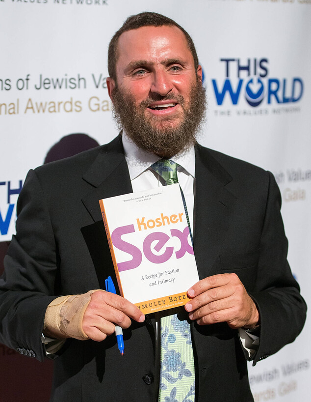 הרב שמואל בוטח עם ספרו "Kosher Sex"