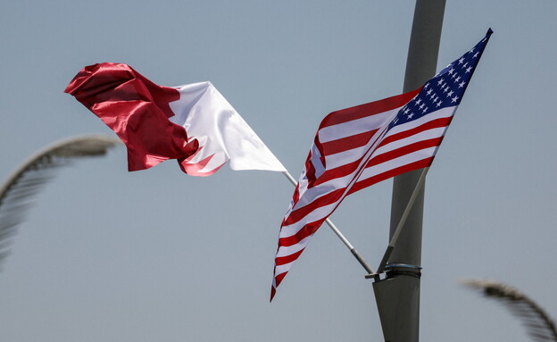 דגלי ארה"ב וקטאר בדוחא לקראת ביקורו של טראמפ במדינ דגלי ארה"ב וקטאר בדוחא לקראת ביקורו של טראמפ במדינ