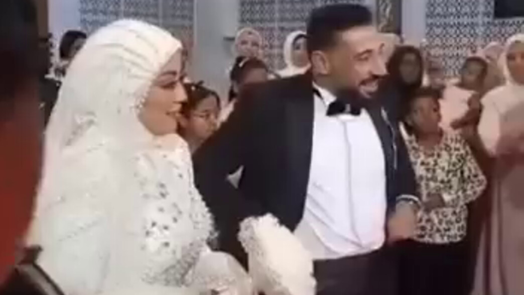 החתן המצרי אשרף אבו חאכם רקד עם הכלה בחתונה והתמוטט