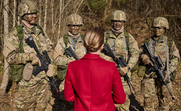 ראש ממשלת דנמרק מבקרת בבסיס חיל האוויר קארופ