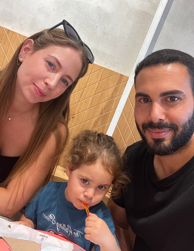 דפני בק, בעלה איתי יהושע ז"ל ובתם