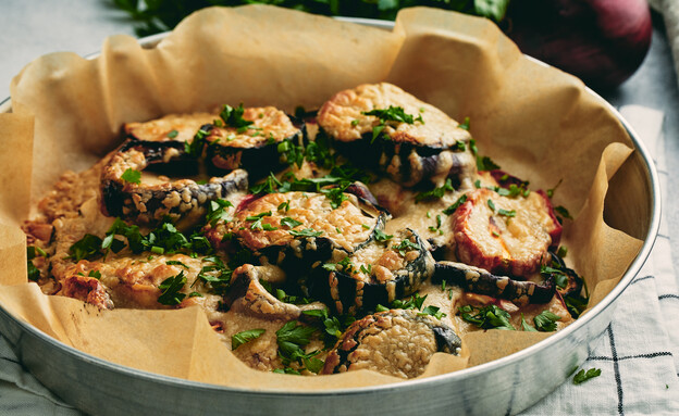 סינייה בורי עם חצילים, עגבניות וטחינה