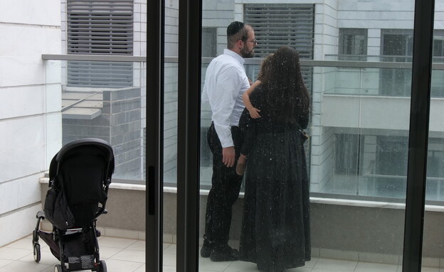 הזוג שרכש את הדירה במרפסת הזוג שרכש את הדירה במרפסת