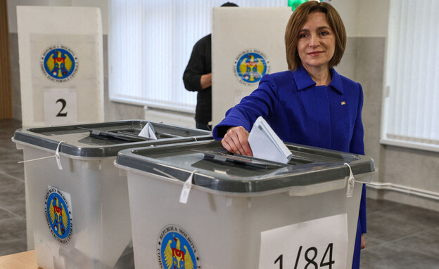 נשיאת מולדובה מאיה סנדו מצביעה בבחירות