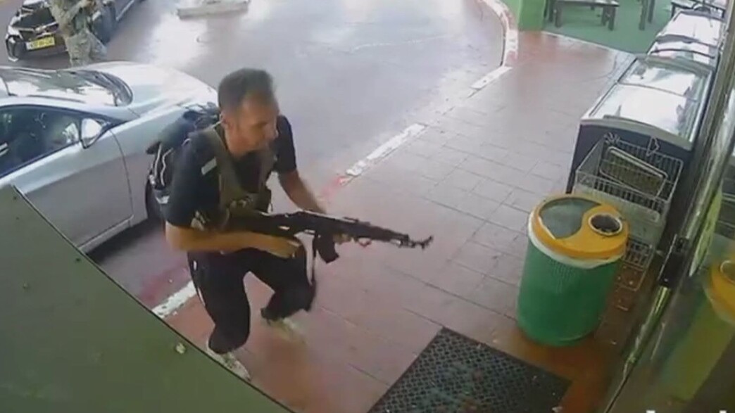 מחבלי חמאס משתלטים על תחנת הדלק בגבים מחבלי חמאס משתלטים על תחנת הדלק בגבים