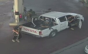 מחבלי חמאס משתלטים על תחנת הדלק בגבים