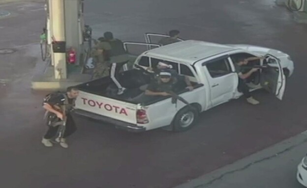 מחבלי חמאס משתלטים על תחנת הדלק בגבים