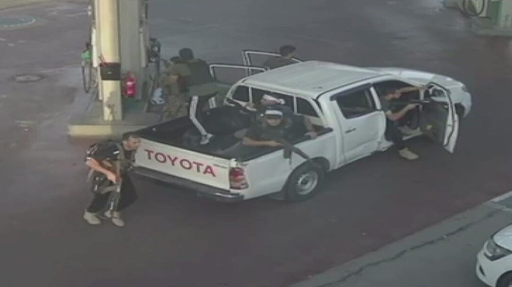 מחבלי חמאס משתלטים על תחנת הדלק בגבים