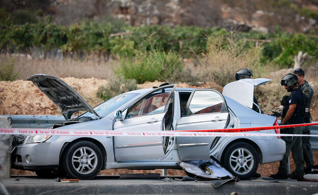 זירת הפיגוע בכביש המנהרות (צילום: חיים גולדברג, פלאש 90)