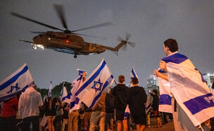 תושבי פתח תקווה מקבלים את פני החטופים ששוחררו בבית החולים שניידר (צילום: Alexi J. Rosenfeld, Getty Images)