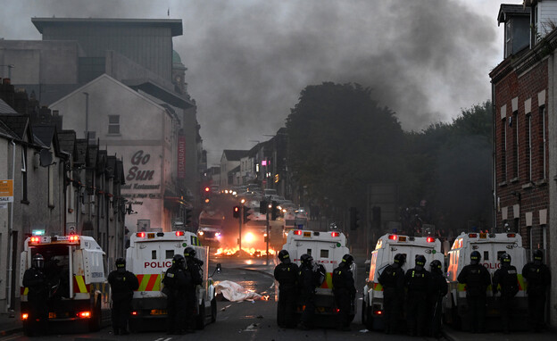 מהומות בצפון אירלנד, מציתים בתי מהגרים בעקבות אונס מהומות בצפון אירלנד, מציתים בתי מהגרים בעקבות אונס