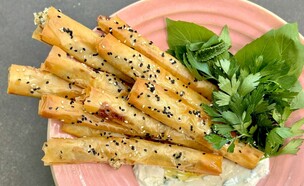 סיגרים ממולאים תרד וגבינות של קפה גן סיפור (צילום: אנטולי מיכאלו, יחסי ציבור)