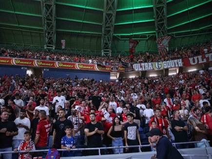 בעוד האדומים המשיכו לחגוג (מאור אלקסלסי)